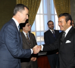 Don Felipe a su llegada a la Asamblea Nacional Constituyente saluda a Su Alteza Real el Príncipe Moulay Rachid de Marruecos